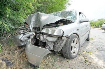 O maşină a intrat într-un copac pe DN39